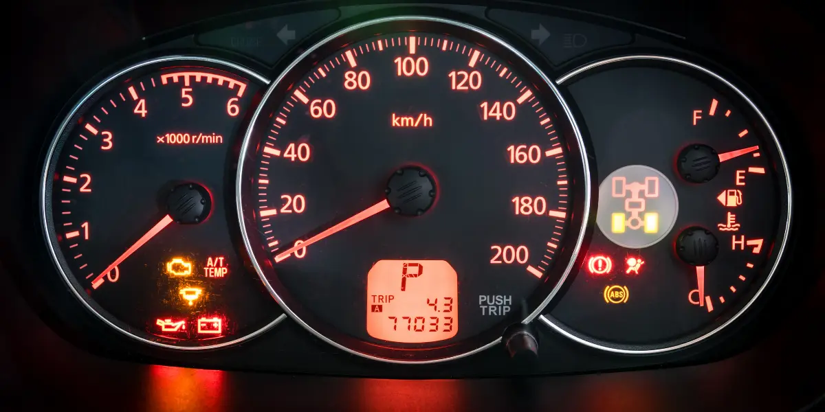 Tableau de bord illuminé montrant les voyants d'une BMW série 3 e90