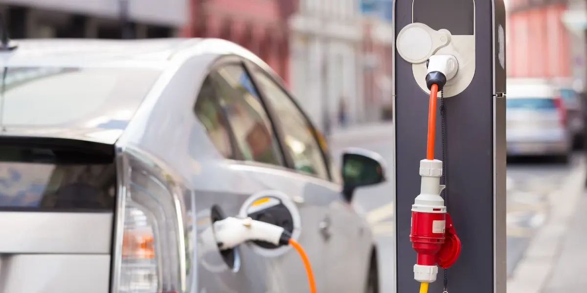 Comparaison impact environnemental entre voitures électriques et à essence